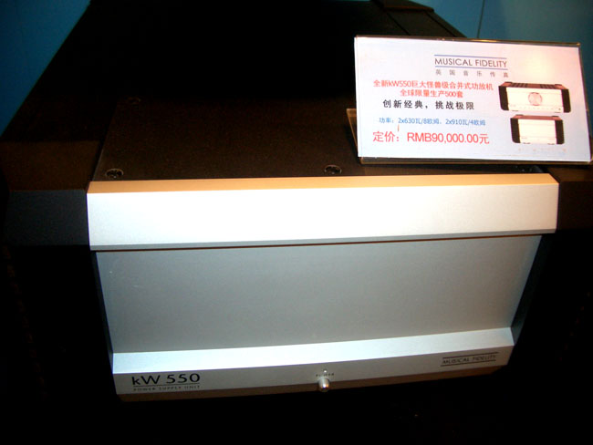 这台kW550的功率功放系统是非常出色的。产品的指标是交付多余600watts/8欧姆和880watts/4欧姆和有一个超过3000 watts的峰值瞬时容量。失真(或者我们可以说没有失真)则是通过高于20kHz的频率时少于0.005%,而在这个节骨眼上,总是会有0.009%的失真率,真是一台名副其实的state-of-the-art表现性能。将这些规格和一些其他地方、其他任何价格的功放机对比,你将会看到世界上只有一家或者两家生产商可以做到接近的数值(顺便提一下,不是您通常想到的那几家)。频率响应是非常持
